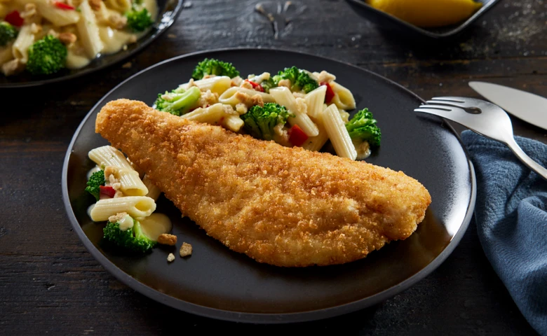 Knuspriges Limanda-Fischfilet (Pazifische Kliesche) dazu ein Nudel-Brokkoli-Auflauf mit Paprika und Käse-Sahnesoße