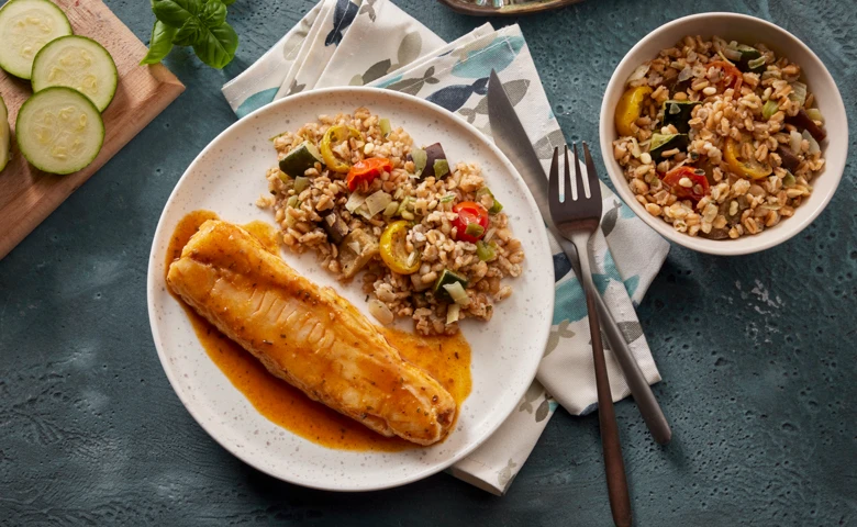 Alaska-Seelachs "Kornkraft" in Tomaten-Kräutermarinade, dazu eine Dinkel-Gemüse-Pfanne mit Tomate, Zucchini und Aubergine