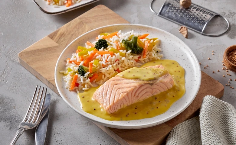 Zartes Lachsfilet in feiner Senf-Buttersoße dazu eine Reis-Gemüse-Mischung