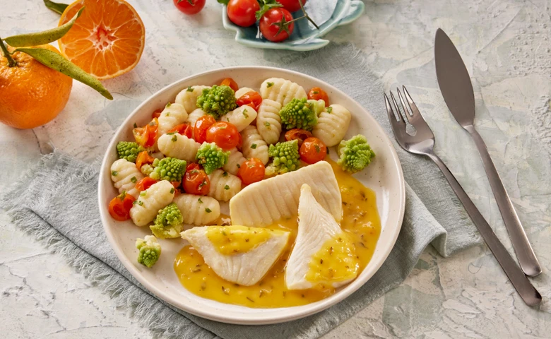 Buntbarschfilet in Orangensoße (aus verantwortungsvoller Aquakultur) dazu eine gekräuterte Gnocchi-Pfanne mit Romanesco und Cherrytomaten