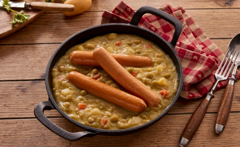 Erbsensuppe mit Bockwürstchen vom Schwein und geräuchertem Speck