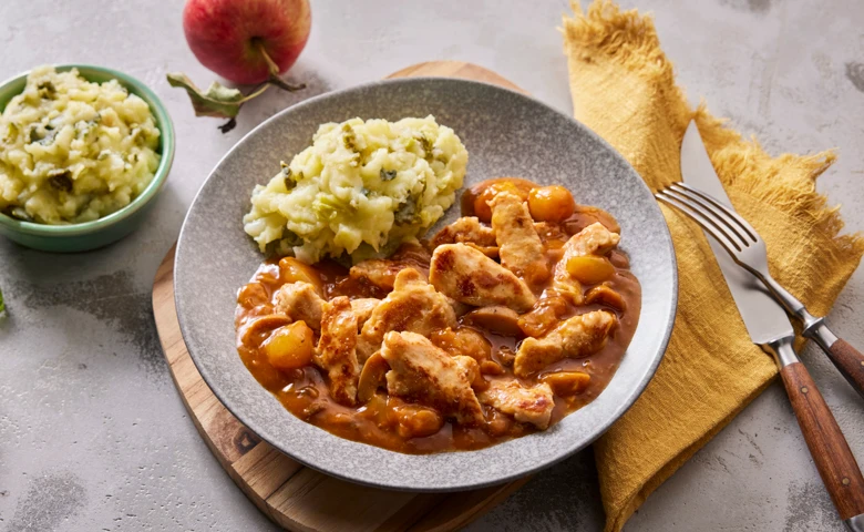 Putengeschnetzeltes in kräftiger Soße dazu ein cremiger Kartoffel-Wirsing-Stampf