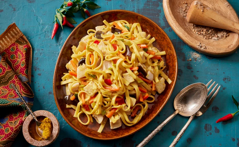 Bami Goreng Nudelgericht mit Huhnfleisch und Gemüse