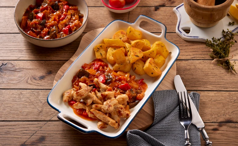 Hähnchentopf "Mediterraner Art" mit Grillgemüse in fruchtiger Tomatensoße, dazu Thymian-Chili-Kartoffeln