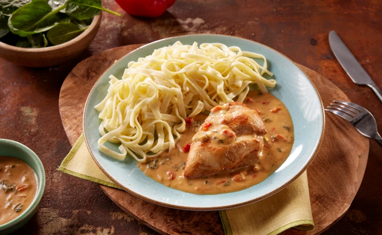 Hähnchenbrust "Genfer Art" in Schlemmersoße mit Paprika und Zwiebeln, dazu Eierbandnudeln