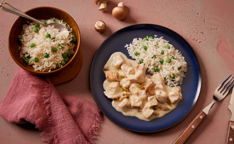 Klassisches Hühnerfrikassee mit weißem und grünem Spargel und Champignons, dazu Risi-Bisi