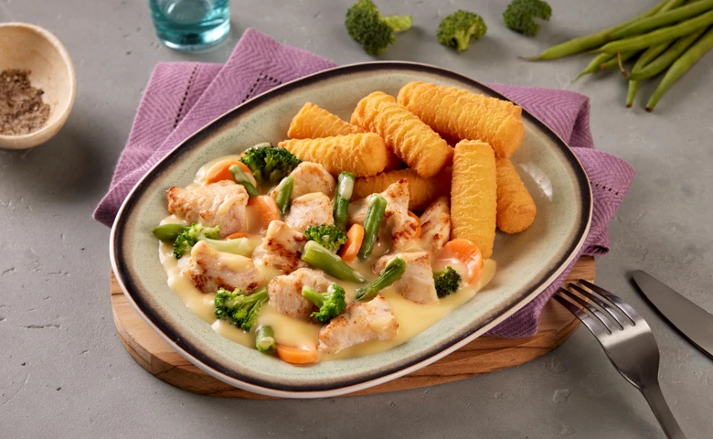 Hähnchenfilets "Gärtnerin Art" Hähnchenfiletstücke in einer feinen Schlemmersoße mit Möhren und Brokkoli, dazu Kroketten