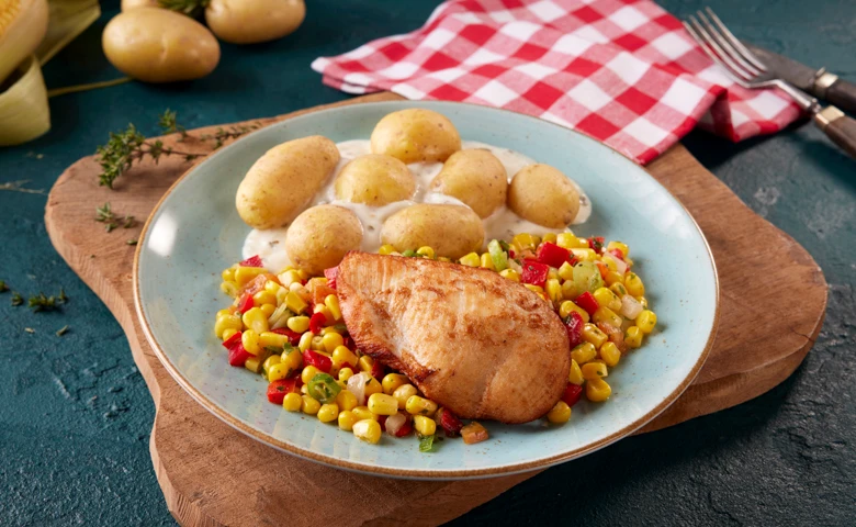 Hühnchenbrust "Texas Style" Hähnchenbrust auf buntem Maisgemüse, dazu Ofenkartoffeln überbacken mit Sour Cream und Käse