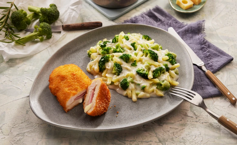 Hähnchen-Krusty gefüllt mit Pute und Käse aus Hähnchenbrust-Formfleisch mit einer überbackenen Kartoffel-Gemüse-Pfanne