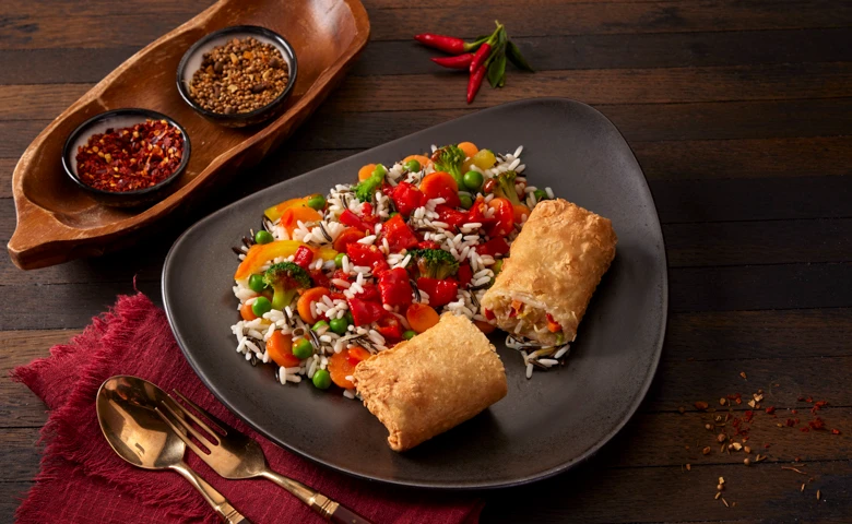 Frühlingsrolle dazu eine Reis-Wildreis-Kombination mit Gemüse und einer süß-sauren Soße