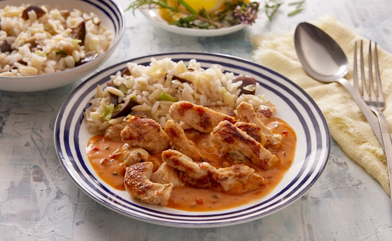 Hähnchen in Cocktailsoße dazu eine Reis-Reisnudel-Pfanne  mit Gemüse