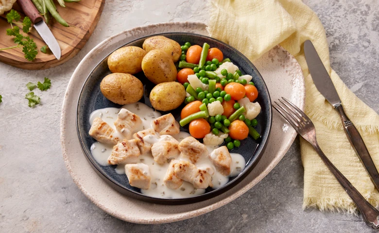 Hähnchen "Fresh kick" in einer feinen Joghurtsoße mit buntem Gartengemüse und kleinen Kartoffeln mit Schale