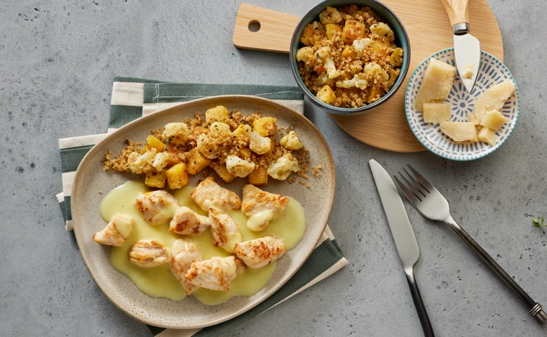 Hähnchen in Parmesansoße dazu eine crunchy Kartoffel-Blumenkohl-Pfanne