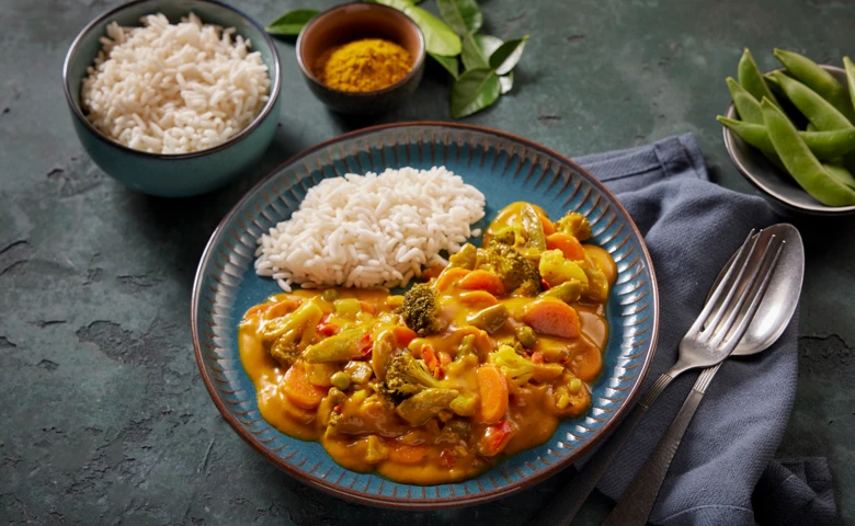 Buntes Gemüse-Curry mit einer Gemüsevielfalt in pikanter Kokos-Currysoße, dazu Reis