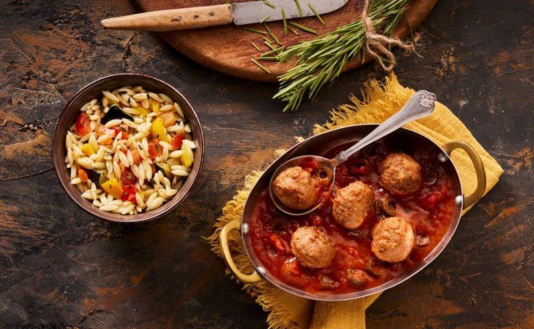 Polpette di Patrizio Veggie-Bällchen (auf Soja- und Weizenbasis) in kräftigem Tomatensugo mit Oliven, dazu eine Nudelreis-Gemüse-Pfanne
